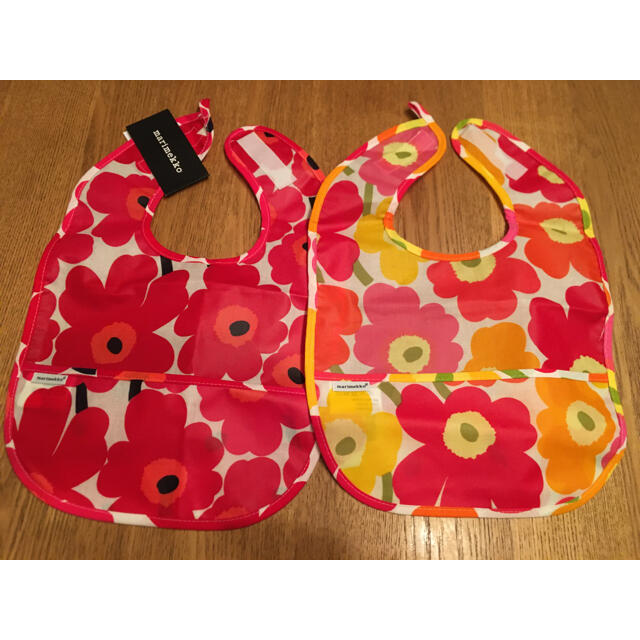 marimekko(マリメッコ)の新品◆marimekko お食事エプロン2枚セット ウニッコ◆スタイ キッズ/ベビー/マタニティの授乳/お食事用品(お食事エプロン)の商品写真