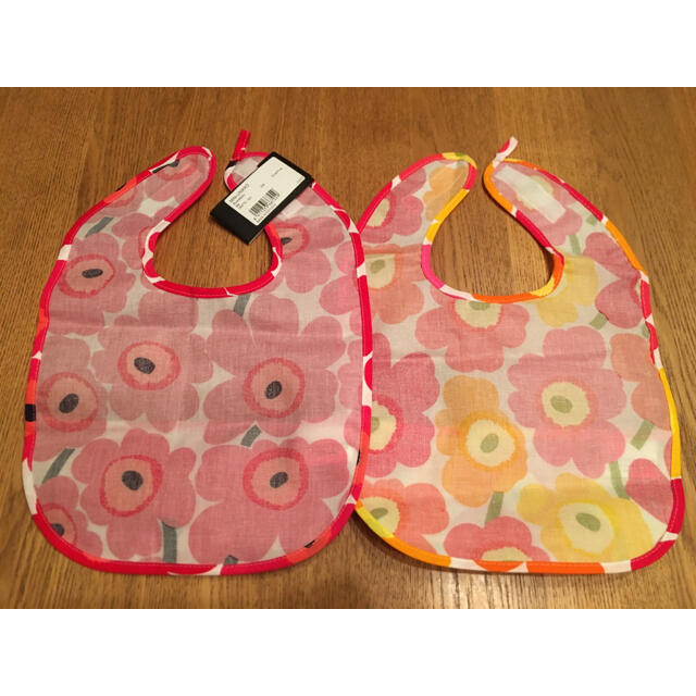 marimekko(マリメッコ)の新品◆marimekko お食事エプロン2枚セット ウニッコ◆スタイ キッズ/ベビー/マタニティの授乳/お食事用品(お食事エプロン)の商品写真