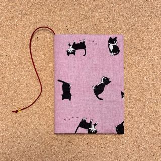 【 文庫本 】ブックカバー   ハンドメイド  白黒ねこ ピンク(ブックカバー)