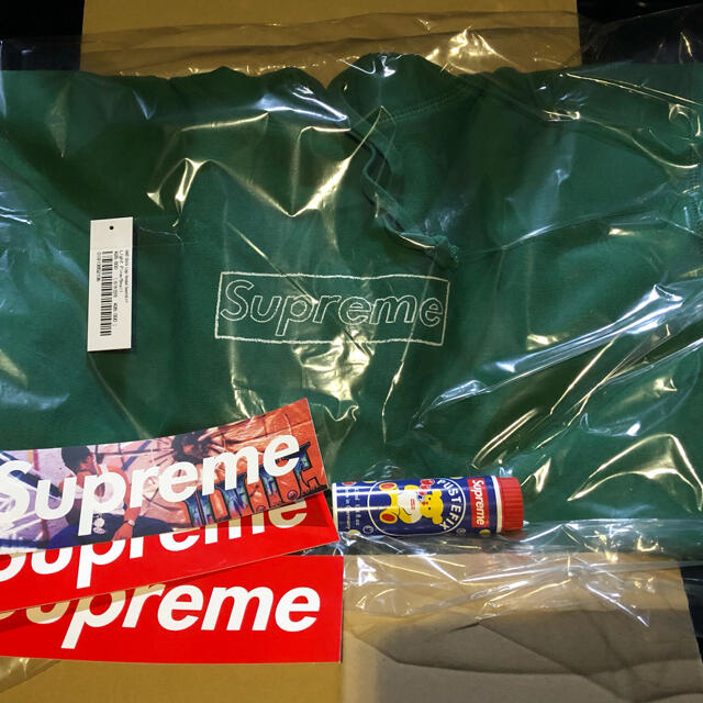 Supreme(シュプリーム)のKAWS Chalk Logo Hooded Sweatshirt メンズのトップス(パーカー)の商品写真