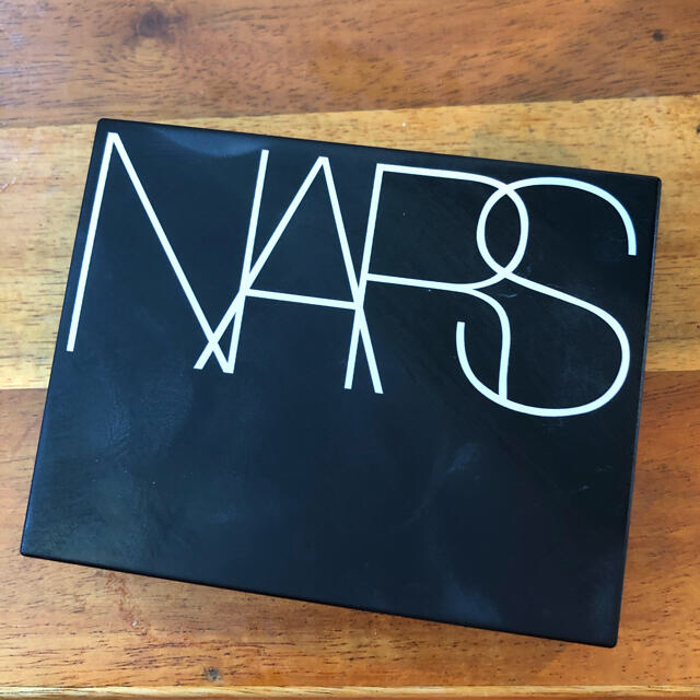 NARS(ナーズ)のNARS フェイスパウダー&ケースセット コスメ/美容のベースメイク/化粧品(フェイスパウダー)の商品写真
