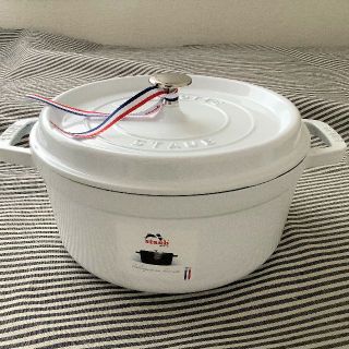 ストウブ(STAUB)の【再入荷＆超お値引き！】ストウブ ココットロンド 24センチ ホワイト(鍋/フライパン)