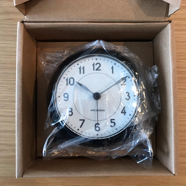 Arne Jacobsen(アルネヤコブセン)のアルネ　ヤコブセン　テーブルクロック　ブラック　黒　目覚まし時計　置時計　時計 インテリア/住まい/日用品のインテリア小物(置時計)の商品写真