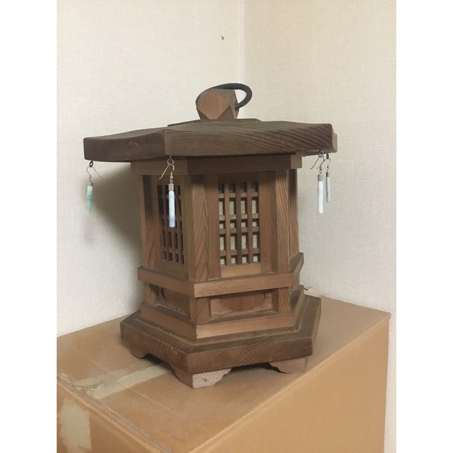 木製 六角春日灯籠(品)と糸魚川翡翠の風鐸(新品)