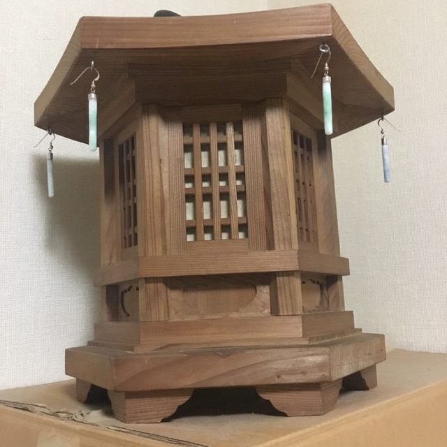 木製 六角春日灯籠(品)と糸魚川翡翠の風鐸(新品)
