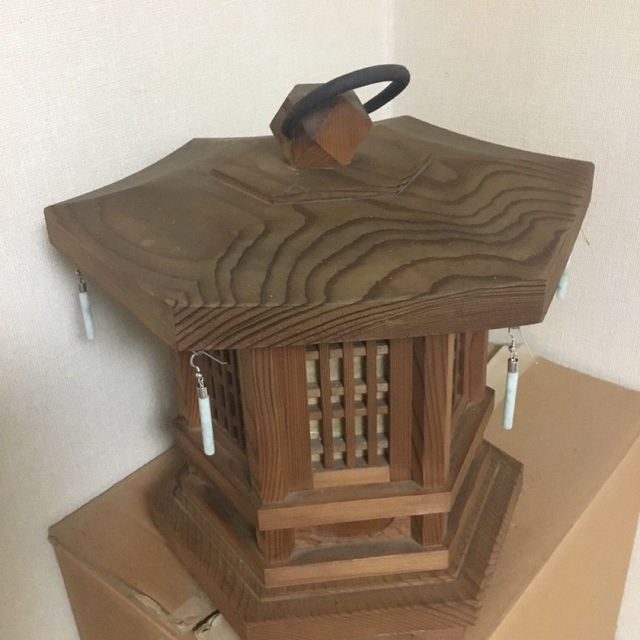 木製　六角春日灯籠(品)と糸魚川翡翠の風鐸(新品)
