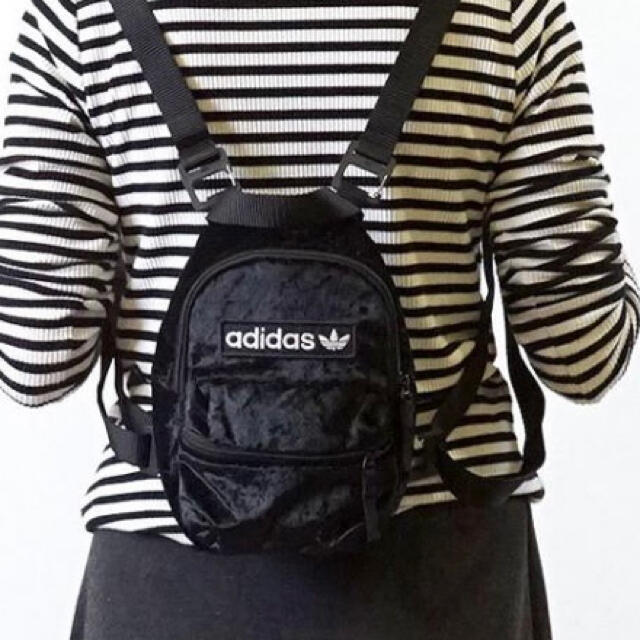 adidas(アディダス)の定価3990円！adidas ミニ ベルベット  ミニリュック  レディースのバッグ(リュック/バックパック)の商品写真