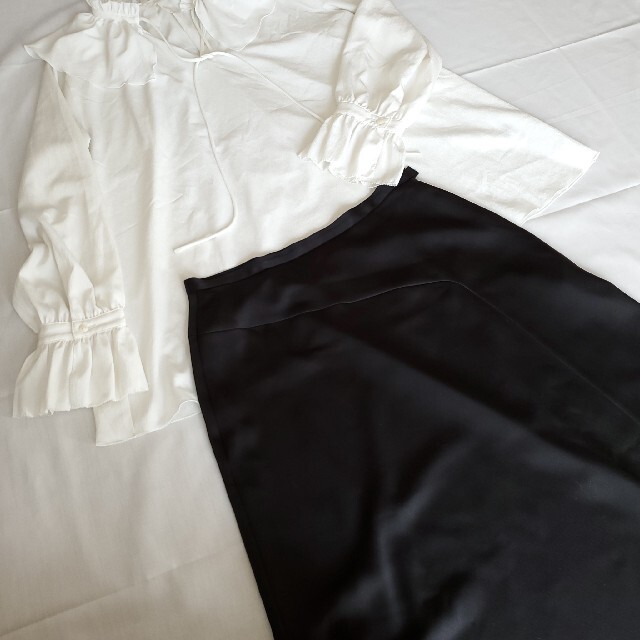 IENA - 【まりもこ様専用】IENA 切り替え サテンフレアスカート の通販