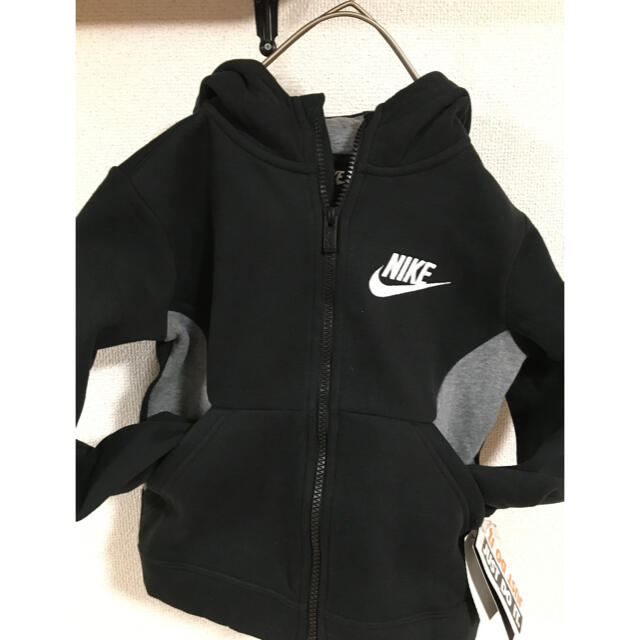 NIKE(ナイキ)の本日限定！新品未使用★ナイキNIKE 黒ジップアップパーカー　キッズ115 キッズ/ベビー/マタニティのキッズ服男の子用(90cm~)(Tシャツ/カットソー)の商品写真