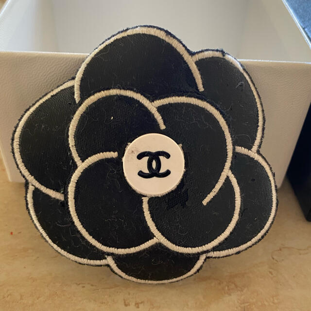 CHANEL(シャネル)の正規レア物シャネルカメリアブローチ❤️値下げ🥰 レディースのアクセサリー(ブローチ/コサージュ)の商品写真