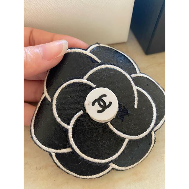 CHANEL(シャネル)の正規レア物シャネルカメリアブローチ❤️値下げ🥰 レディースのアクセサリー(ブローチ/コサージュ)の商品写真