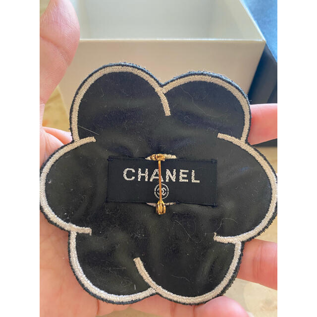 CHANEL(シャネル)の正規レア物シャネルカメリアブローチ❤️値下げ🥰 レディースのアクセサリー(ブローチ/コサージュ)の商品写真