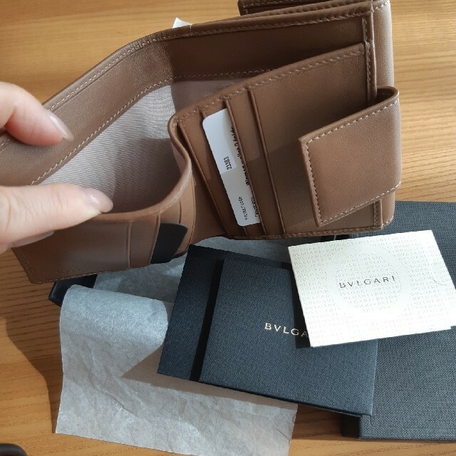 BVLGARI(ブルガリ)のブルガリ　BVLGARI　新品　財布　上品なキャメル　使いやすい折り財布 レディースのファッション小物(財布)の商品写真