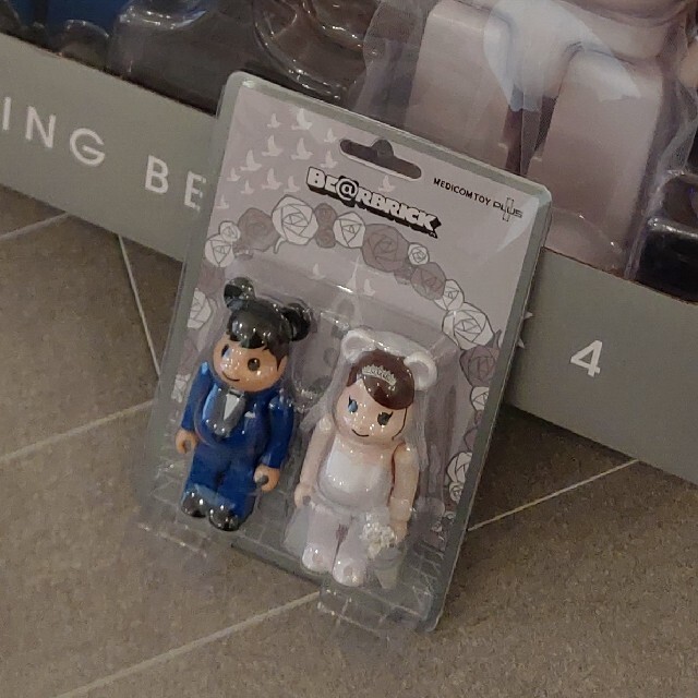 MEDICOM TOY(メディコムトイ)のBE@RBRICK グリーティング結婚 4 PLUS 100％ ベアブリック エンタメ/ホビーのおもちゃ/ぬいぐるみ(キャラクターグッズ)の商品写真