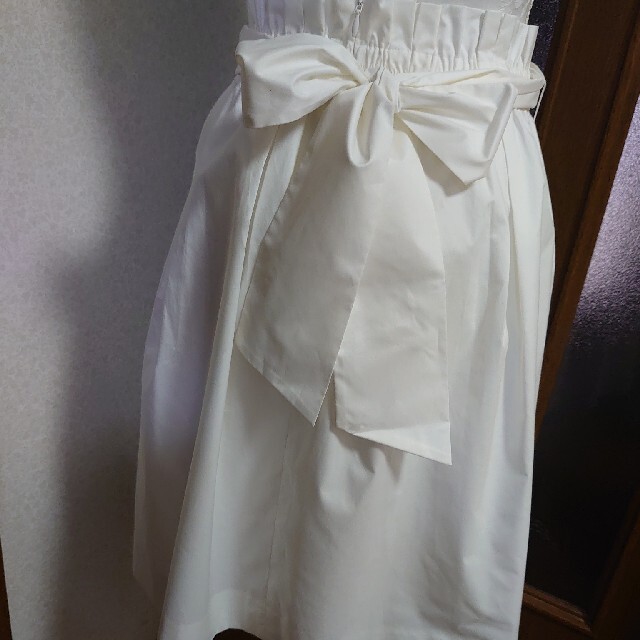 STRAWBERRY-FIELDS(ストロベリーフィールズ)のSTRAWBERRY FIELDS  白フレアスカート レディースのスカート(ひざ丈スカート)の商品写真