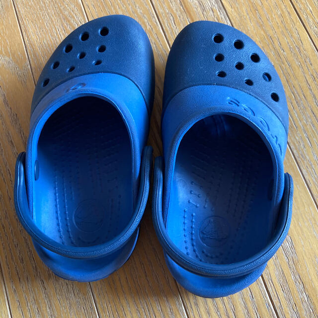 crocs(クロックス)の【romi様専用】クロックス　サンダル　ブルー キッズ/ベビー/マタニティのキッズ靴/シューズ(15cm~)(サンダル)の商品写真