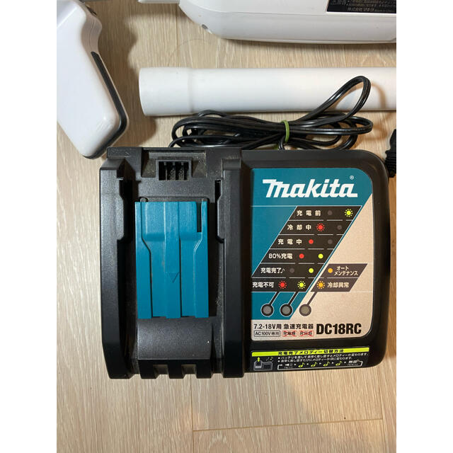 Makita(マキタ)のmakita マキタ 充電式クリーナー CL182FD バッテリーほぼ新品 スマホ/家電/カメラの生活家電(掃除機)の商品写真