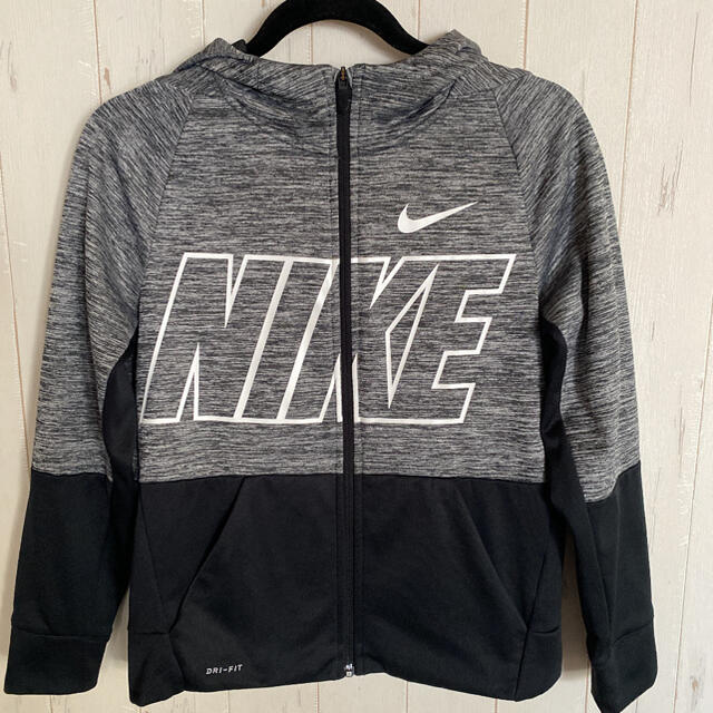 NIKE(ナイキ)のNIKE パーカー キッズ/ベビー/マタニティのキッズ服男の子用(90cm~)(ジャケット/上着)の商品写真