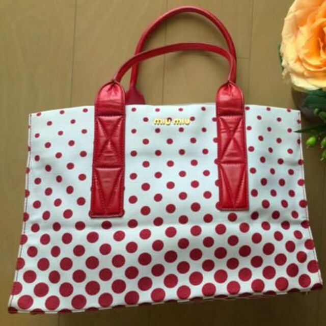 miumiu(ミュウミュウ)のmiumiu　キャンパストート　白×赤　ドット レディースのバッグ(トートバッグ)の商品写真