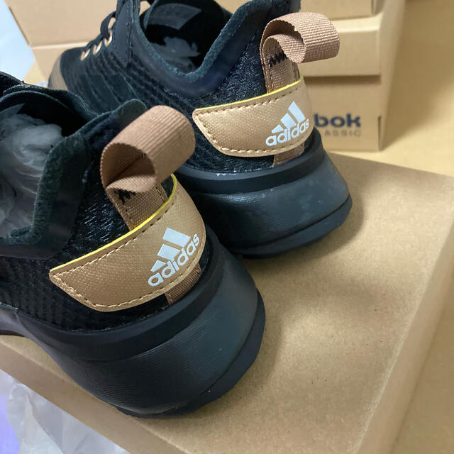 adidas(アディダス)のラス1    18   アディダス　ブラック キッズ/ベビー/マタニティのキッズ靴/シューズ(15cm~)(スニーカー)の商品写真