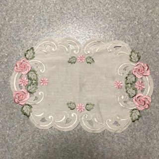 お花模様の刺繍のテーブルクロス(テーブル用品)