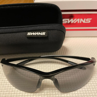 スワンズ(SWANS)の使用回数1回　SWANS 偏光レンズサングラス パールブラック　スポーツモデル(サングラス/メガネ)