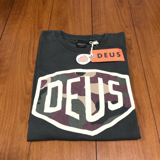 Deus ex Machina(デウスエクスマキナ)の【DEUS】新品未使用Tシャツ グリーン色 メンズのトップス(Tシャツ/カットソー(半袖/袖なし))の商品写真