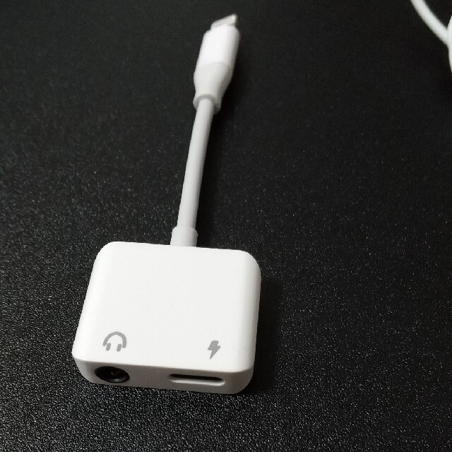 Apple(アップル)のApple純正ライトニングイヤホン　変換ケーブル付き スマホ/家電/カメラのスマホアクセサリー(ストラップ/イヤホンジャック)の商品写真