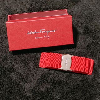 サルヴァトーレフェラガモ(Salvatore Ferragamo)の箱付 美品 数回使用 フェラガモ バレッタ ヘアアクセサリー レッド(バレッタ/ヘアクリップ)