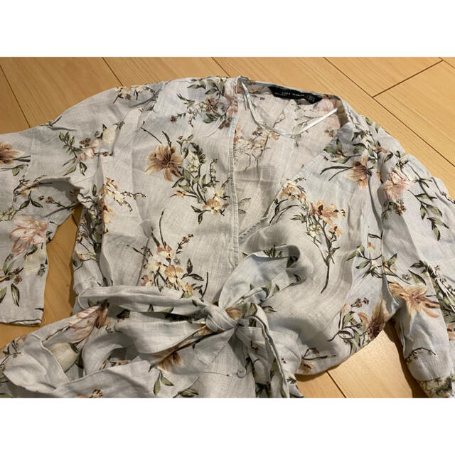 ZARA(ザラ)の【美品】ZARA WOMAN 花柄リネンブラウス　カーディガン レディースのトップス(シャツ/ブラウス(長袖/七分))の商品写真