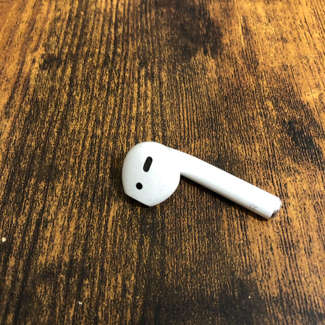 Apple(アップル)のAirPods 第二世代　右耳(R) スマホ/家電/カメラのオーディオ機器(ヘッドフォン/イヤフォン)の商品写真