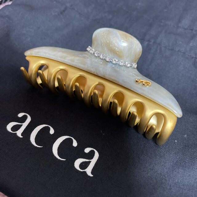 acca(アッカ)のacca アッカ　ニューコラーナ　グレージュ中サイズクリップ レディースのヘアアクセサリー(バレッタ/ヘアクリップ)の商品写真