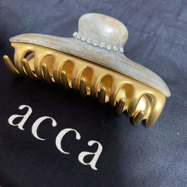 acca(アッカ)のacca アッカ　ニューコラーナ　グレージュ中サイズクリップ レディースのヘアアクセサリー(バレッタ/ヘアクリップ)の商品写真