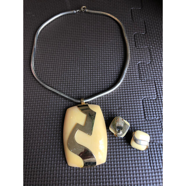 ネックレスとイヤリングのセット レディースのアクセサリー(ネックレス)の商品写真