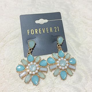 フォーエバートゥエンティーワン(FOREVER 21)のForever21ビジューピアス✴︎(ピアス)