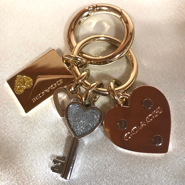 COACH(コーチ)の【COACH コーチ】中古　キーホルダー　ハート(他) ゴールド レディースのファッション小物(キーホルダー)の商品写真