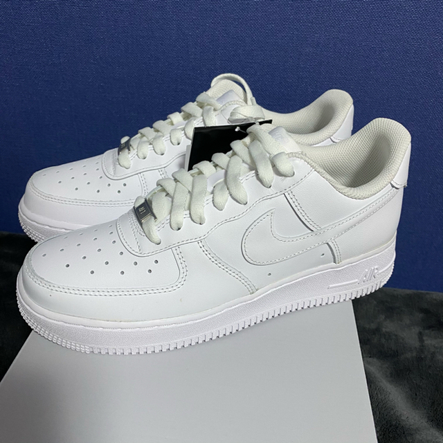 NIKE(ナイキ)の新品 ナイキ AIR FORCE 1 LOW エアフォース1 白 スニーカー レディースの靴/シューズ(スニーカー)の商品写真