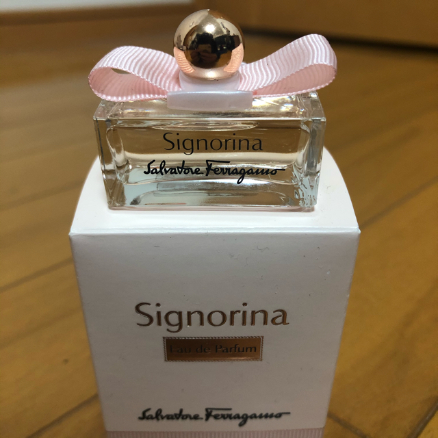 Salvatore Ferragamo(サルヴァトーレフェラガモ)のフェラガモ  シニョリーナ オーデパルファム5ミリ コスメ/美容の香水(香水(女性用))の商品写真