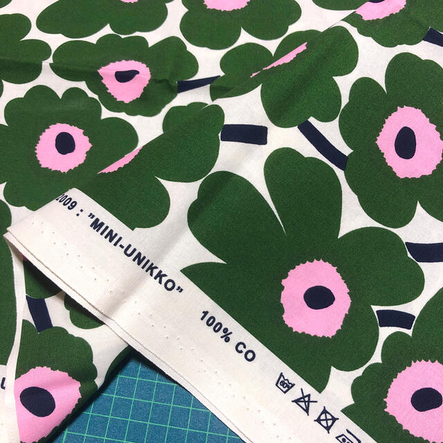 新品★レア　marimekko はぎれ　キャンバス生地　ミニウニッコ　グレー　黒