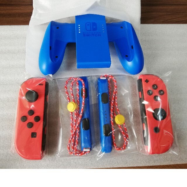 マリオレッドブルーセットの ジョイコン左右 グリップ ストラップのセット　新品任天堂