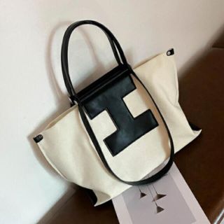 新品 キャンバストートバッグ イアクッチ 風 ロゴバッグ 2WAYバッグの ...