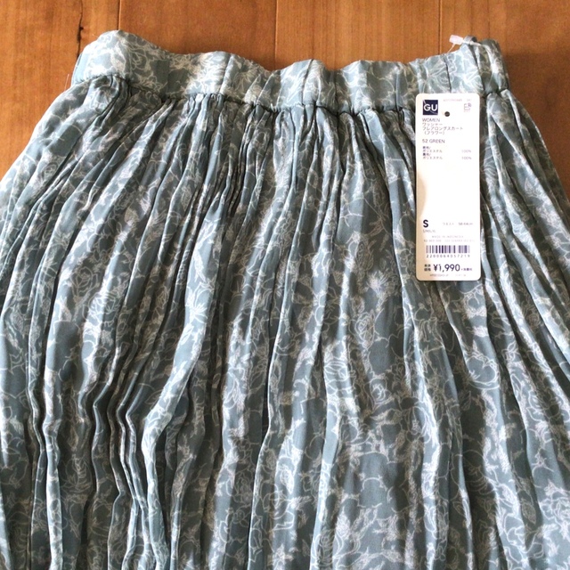 GU(ジーユー)の新品タグ付 GU ワッシャー ロングスカート プリーツスカート 花柄 グリーンS レディースのスカート(ロングスカート)の商品写真