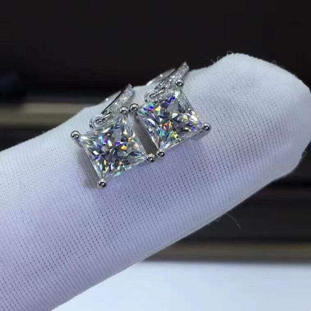 カットグ プリンセス モアサナイト ダイヤ ピアス K18WGの通販 by Rui
