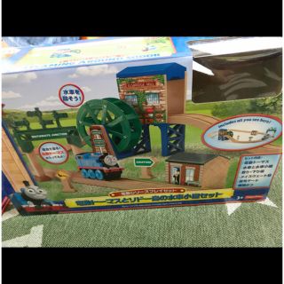 木製トーマスシリーズ 電動トーマスと水車小屋セットの通販|ラクマ