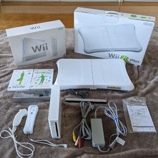 ウィー(Wii)の［送料無料］wii本体＆wii fit/fitplus ＆バランスwiiボード(家庭用ゲーム機本体)