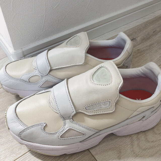 adidas(アディダス)のadidas ファルコン マジックテープ レディースの靴/シューズ(スニーカー)の商品写真