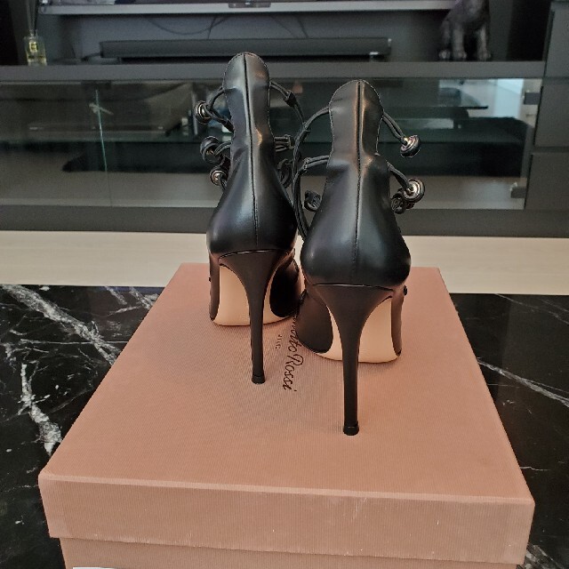 Gianvito Rossi(ジャンヴィットロッシ)の新品未使用❗ジャンビットロッシ黒パンプス レディースの靴/シューズ(ハイヒール/パンプス)の商品写真