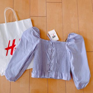 エイチアンドエム(H&M)の『H&M♥NiziU』コレクション  マコ着用(シャツ/ブラウス(半袖/袖なし))