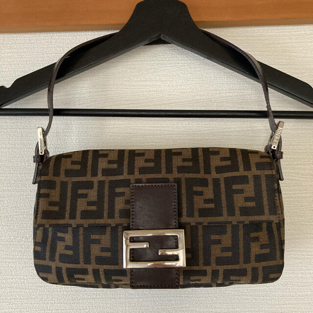 本革FENDI 大人気　マンマバケット　ショルダーバッグ　ズッカ柄　フェンディ