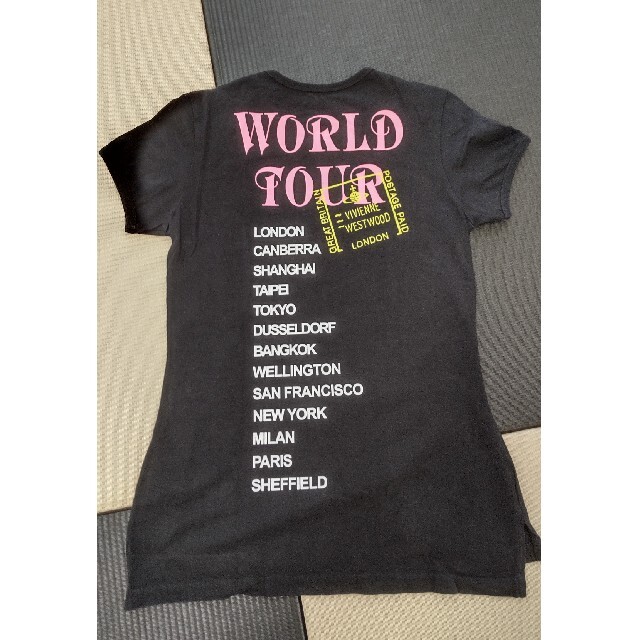 Vivienne Westwood(ヴィヴィアンウエストウッド)のVivienne Westwood　WORLD TOUR　Tシャツ　Mサイズ レディースのトップス(Tシャツ(半袖/袖なし))の商品写真